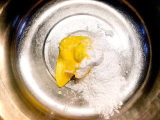 21、草莓巧克力修女泡芙,软化黄油后加入糖粉，用电动打蛋器搅打至蓬松状；