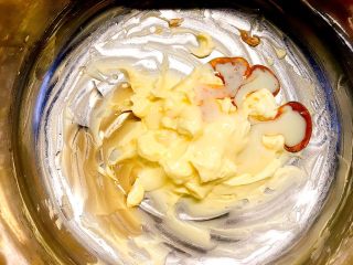 22、草莓巧克力修女泡芙,加入炼乳，蜂蜜，香草精后继续搅打至均匀；