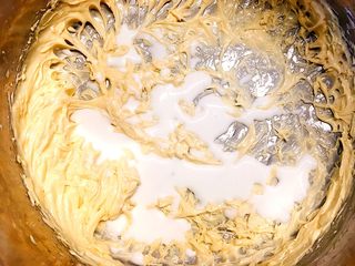 23、草莓巧克力修女泡芙,搅打均匀后加入牛奶，直到把所有材料全部搅打至光滑顺滑即可；