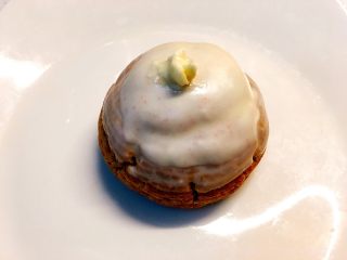 24、草莓巧克力修女泡芙,将奶油霜全部挤入裱花袋内，在大泡芙中间挤一点用力粘住小泡芙；