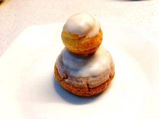 25、草莓巧克力修女泡芙,将小个泡芙黏在大泡芙上；