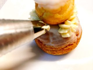 26、草莓巧克力修女泡芙,在周边挤上奶油霜装饰；