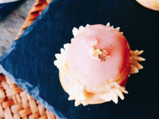 27、草莓巧克力修女泡芙,做最后的调整就可以吃啦！