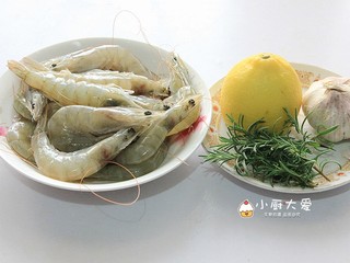 1、过年菜---香烤大虾,准备好所有的食材