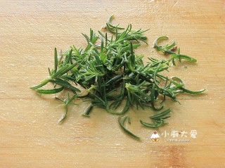 4、过年菜---香烤大虾,迷迭香洗净后切成段