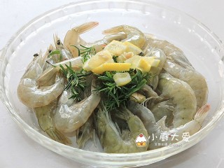 5、过年菜---香烤大虾,大虾解冻后去掉须，在虾背上划一道口子，取出虾线，把虾，迷迭香，姜一起装入大盘里