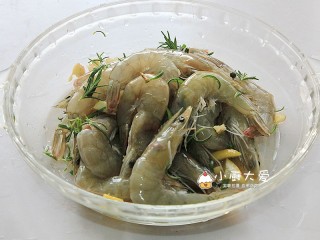 6、过年菜---香烤大虾,倒入料酒与盐混合腌制半个小时