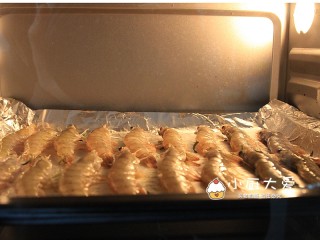 9、过年菜---香烤大虾,烤箱180度遇热后，把烤盘放进烤箱里，烤15分钟