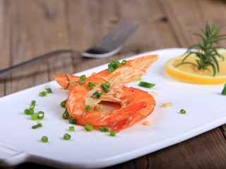 13、过年菜---香烤大虾,再进烤箱烤两分钟后取出装盘完成