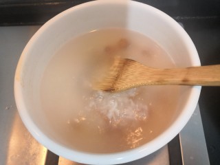 7、桃胶红糖粥,再次煮开后，搅拌均匀