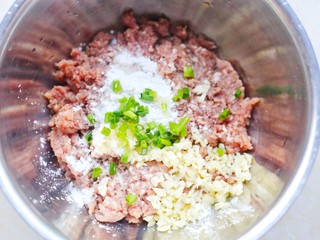 2、冬至美食 清香可口的珍珠藕丸,猪肉末放入大盆中,加入两勺玉米淀粉,蒜末,葱末。