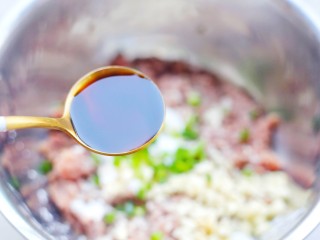 3、冬至美食 清香可口的珍珠藕丸,加2勺生抽。