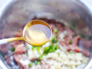 4、冬至美食 清香可口的珍珠藕丸,一勺料酒。