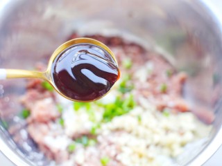 5、冬至美食 清香可口的珍珠藕丸,一勺蚝油。