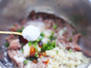 6、冬至美食 清香可口的珍珠藕丸,一勺盐。