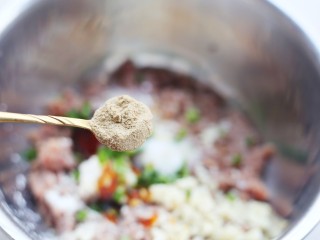 7、冬至美食 清香可口的珍珠藕丸,一勺胡椒粉。