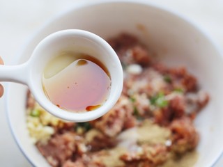 8、冬至美食 清香可口的珍珠藕丸,一勺香油。