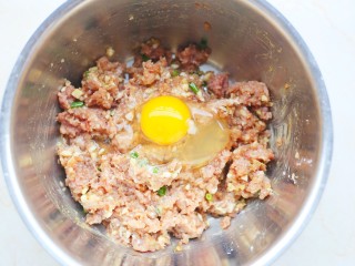9、冬至美食 清香可口的珍珠藕丸,打入一个鸡蛋。