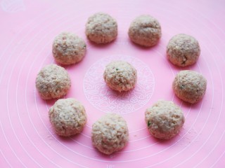 11、冬至美食 清香可口的珍珠藕丸,将藕泥搓成丸子。