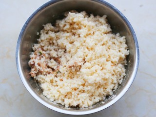 10、冬至美食 清香可口的珍珠藕丸,加入莲藕泥拌匀。