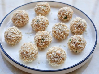 13、冬至美食 清香可口的珍珠藕丸,全部做好。