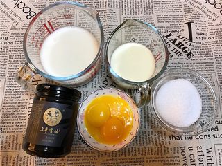 1、健康夏日《黑芝麻冰淇淋》【冷饮】,准备好食材,黑芝麻酱某宝买的。老规矩,我用木糖醇,至于你用啥,看你心情喽!