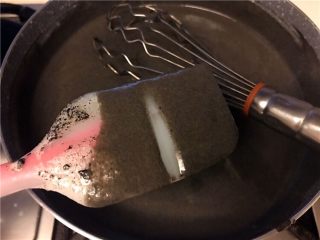 9、健康夏日《黑芝麻冰淇淋》【冷饮】,指头划过刮刀,液体有明显痕迹,就可以了!