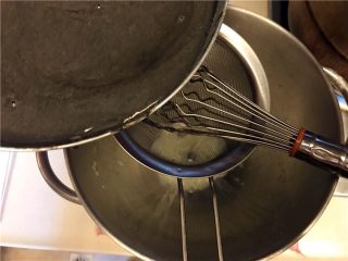 10、健康夏日《黑芝麻冰淇淋》【冷饮】,过筛倒入盆里。