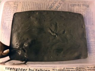 13、健康夏日《黑芝麻冰淇淋》【冷饮】,倒入保鲜盒,冷冻4个小时,或者一晚上。