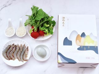 1、海虾皮蛋萝卜粥,首先把所有的食材备齐。