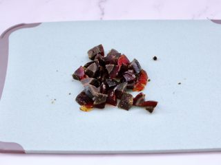 4、海虾皮蛋萝卜粥,把皮蛋去皮后，用刀切成小丁。