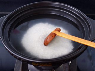 6、海虾皮蛋萝卜粥,砂锅里加入适量的清水，把浸泡好的大米和糯米放入砂锅里。