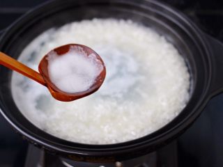 8、海虾皮蛋萝卜粥,用勺子撇去浮末。