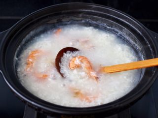 10、海虾皮蛋萝卜粥,先放入海虾和姜丝，煮至变成红色。