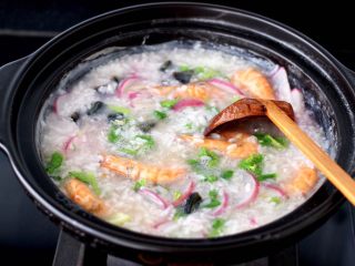 15、海虾皮蛋萝卜粥,大火煮开后，看见萝卜叶和小苔菜变色断生后即可关火。