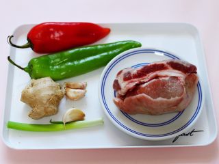 1、百吃不厌的双椒炒肉,首先备齐所有的食材。
