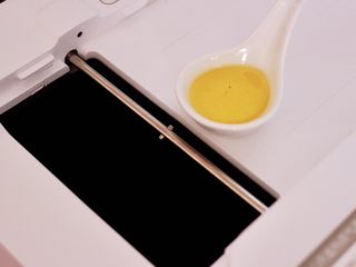 5、百吃不厌的双椒炒肉,饭来炒菜机提前预热后，倒入剩下的10克花生油烧热，用炒菜锅是把锅烧热后倒入花生油烧至六成热时。