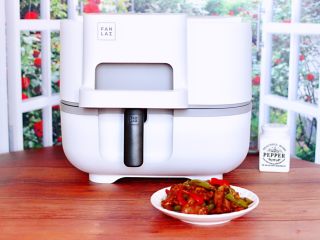 9、百吃不厌的双椒炒肉,啦啦啦，香辣可口又色泽诱人的双椒炒肉就出锅了，秒杀饭店的味道，绝对是在家也可以做出大厨般的手艺哟……