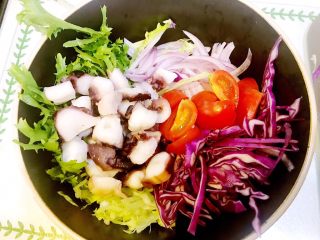 6、意大利海鲜低脂沙拉,将所有食材放入容器中