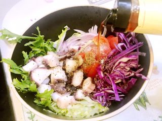 9、意大利海鲜低脂沙拉,倒入意大利红酒醋