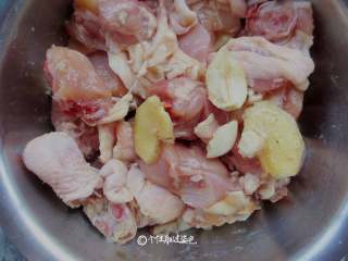 4、干锅鸡腿,用料酒，葱，姜，盐腌制半个小时左右，估计很多人要问腌制的料比例是多少，每个人家里口味不一样，根据自家人口味调比例，还可以加入自己喜欢的腌料都可以。