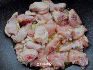 5、干锅鸡腿,锅内倒入油，油要比平常炒菜多一点。鸡肉腌好后用筷子挑出鸡肉放进去，因为放有料酒直接倒进油锅容易爆油，也不要把香料那些加进鸡肉那样容易炸胡