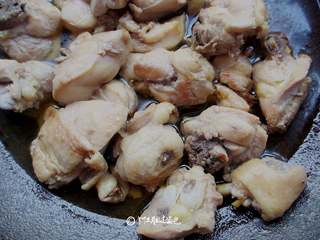 6、干锅鸡腿,把鸡肉表面煎熟就可以了。