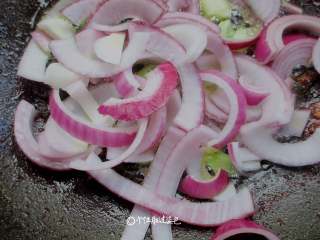 8、干锅鸡腿,炒锅倒油烧热，放入洋葱、姜片、蒜瓣、小葱、干辣椒炒香