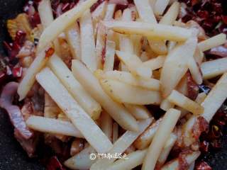 11、干锅鸡腿,加入土豆条大火翻炒均匀