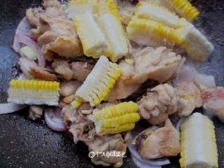 9、干锅鸡腿,再放入鸡块、熟玉米段大火翻炒