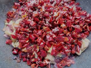 10、干锅鸡腿,加入熟辣椒段、花椒（我买的是现成的，就是用油超过的干辣椒和花椒，也可以用酒鬼麻辣花生里的辣椒丝）