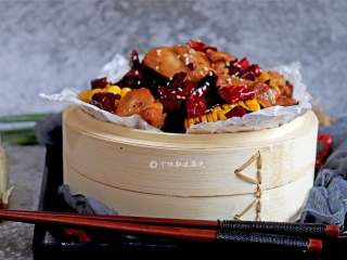 14、干锅鸡腿,铺天盖地的花椒辣椒给人的视觉冲击、直麻直辣的味觉冲击和辣椒堆里找鸡肉的心理诱惑。