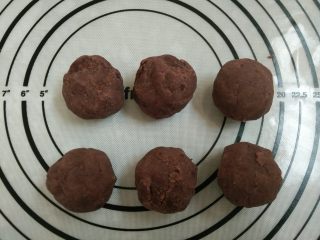 4、日式红豆饼,7.将豆沙馅料分成6等份