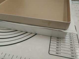 6、日式红豆饼,11.面团上盖油纸，油纸上再盖上一个平烤盘，进行二次发酵，烤箱内放一碗热水保持面团湿度